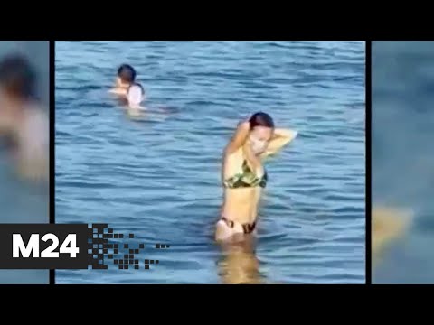 С соблюдением всех правил! Женщина в маске купается на пляже в Египте - Москва 24