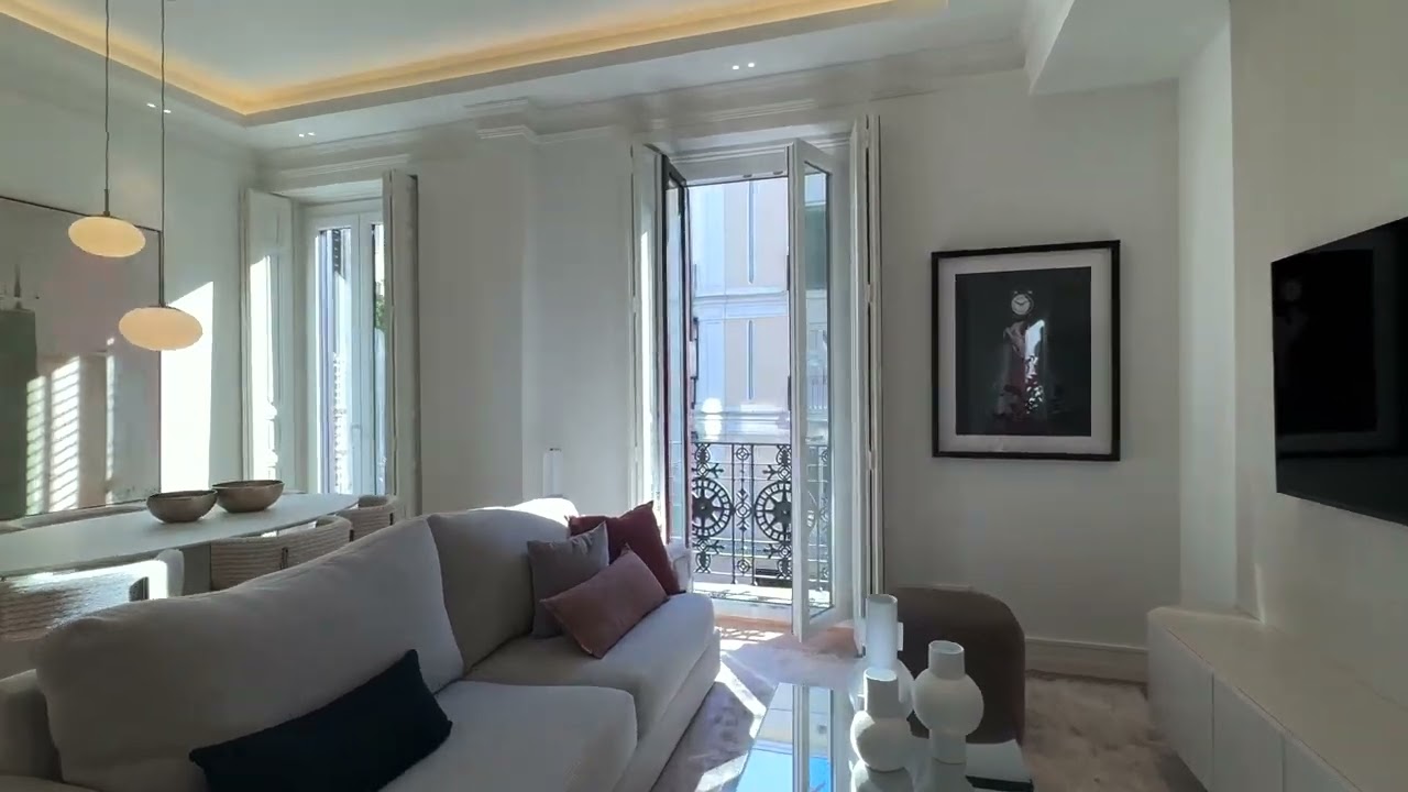 Великолепная угловая квартира с 5 внешними балконами и роскошным ремонтом в Реколетос, Мадрид