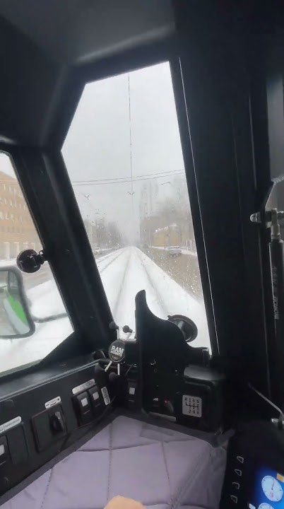 Парень едет на вездеходе прямо по городской улице. Это вообще легально ...