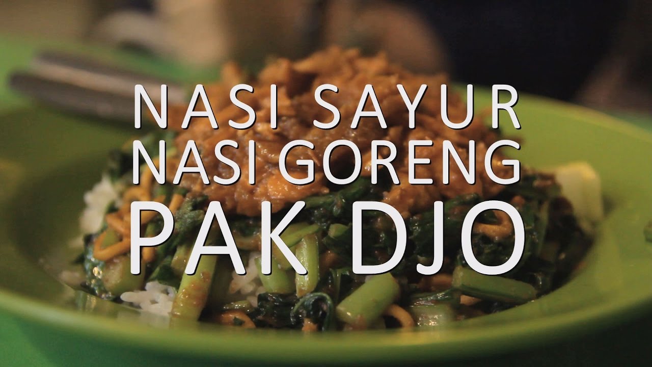 Bule at Food Festival Pakuwon City eats Nasi Sayur and Nasi Goreng Pak
