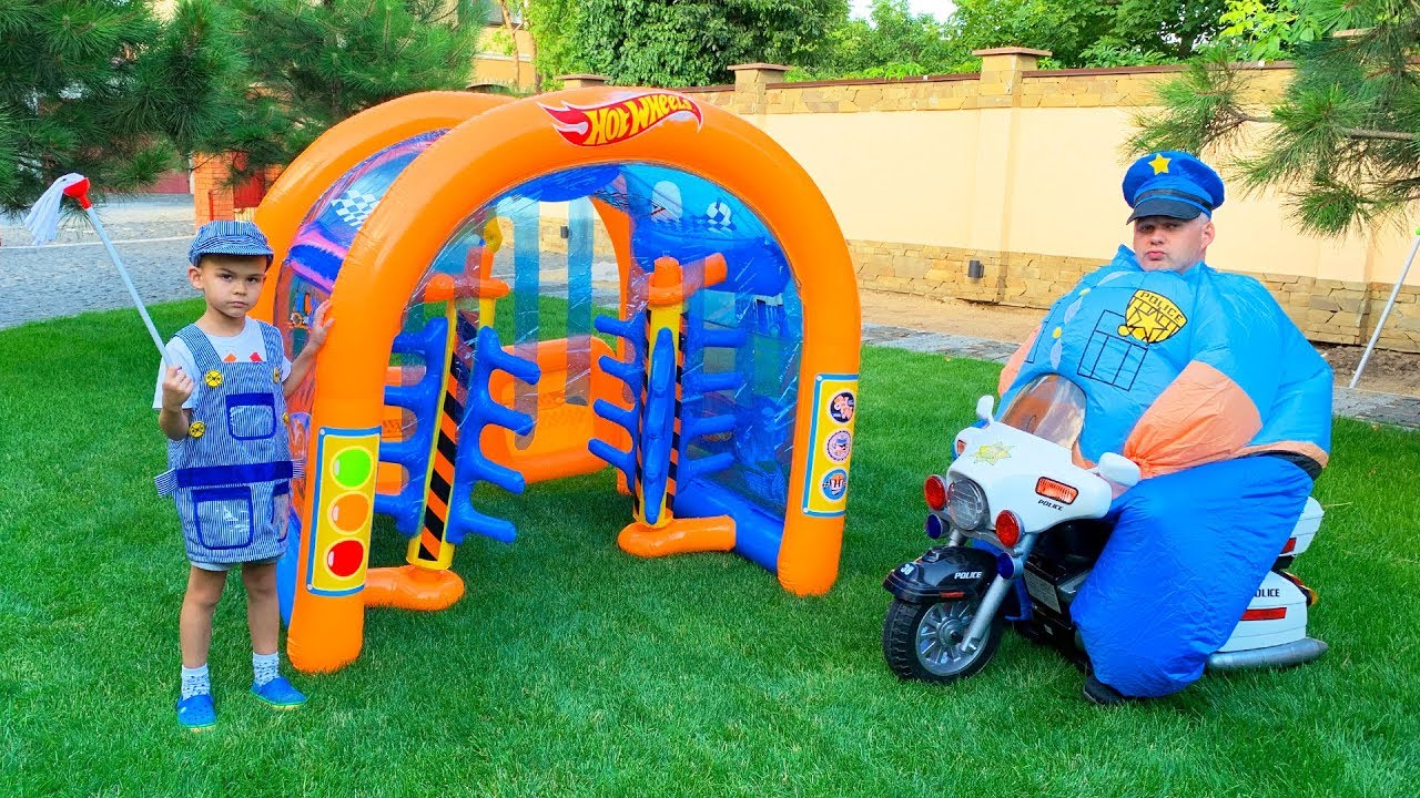 Dima pretend play on the car wash with Funny Policeman