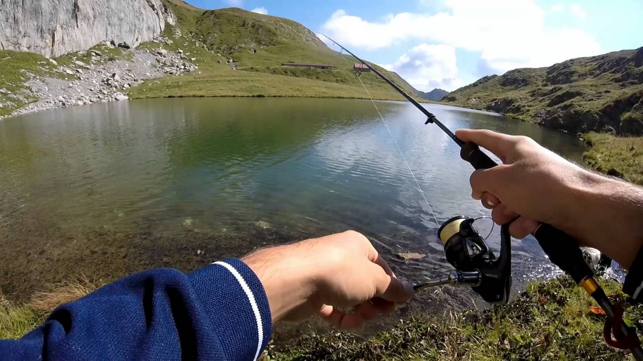 Ultralight in lago alpino