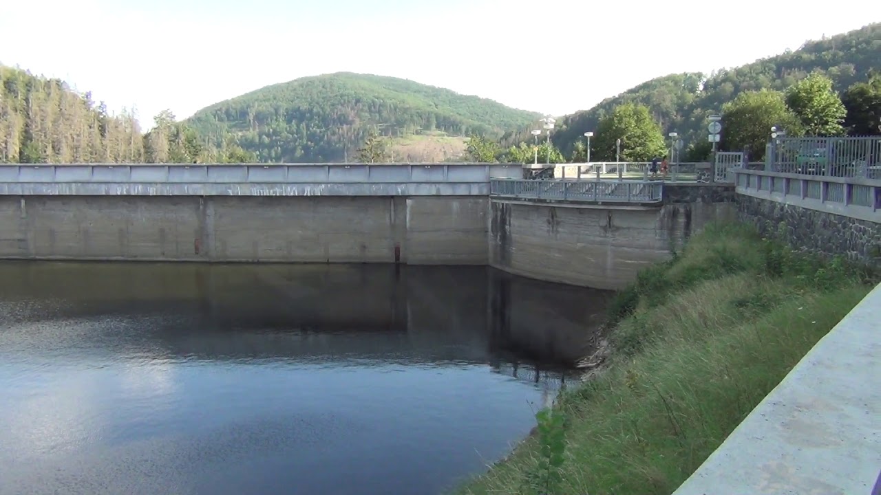 Vírská přehrada na Svratce: zaniklá krajina hlubokého říčního údolí