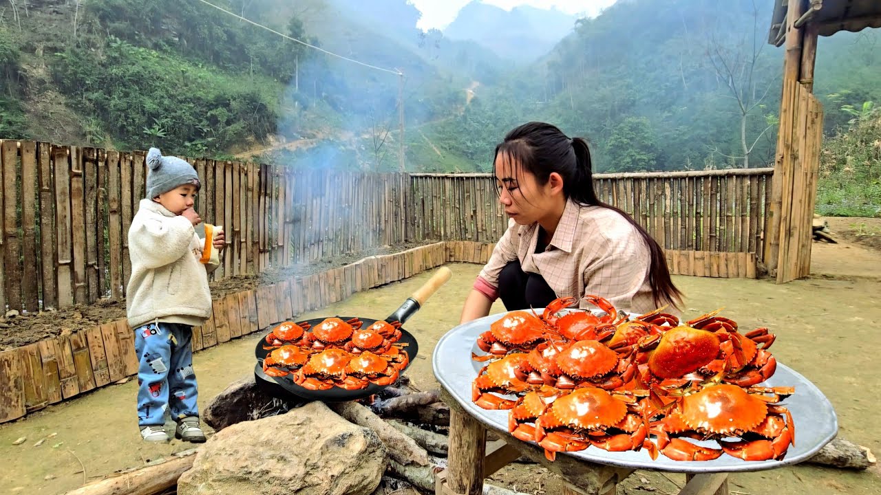 Одинокая мать Тьеу Ка носит камни для строительства дорог и ловит крабов на продажу.