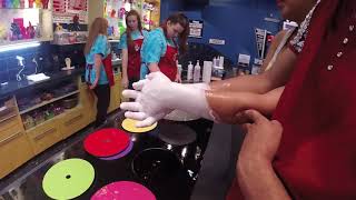 Making Wax Hands at Niagara Falls, Canada! | Haciendo manos de cera en Niagara Falls, Canada!