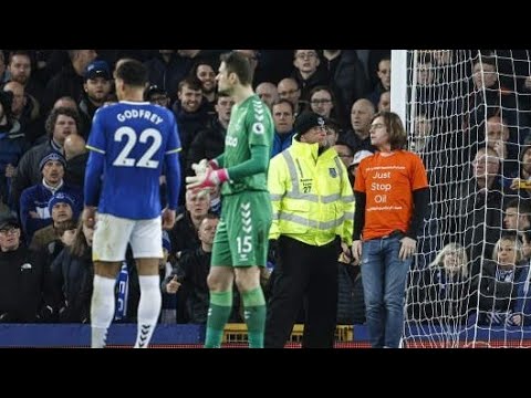 شاهد نزول احد المشجعين في مباراة ايفرتون ونيوكاسل يونايتد وربط عنقه في العارضه في حادثة غريبه جدا