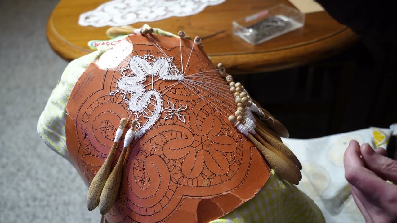 Come si ricama il merletto a tombolo