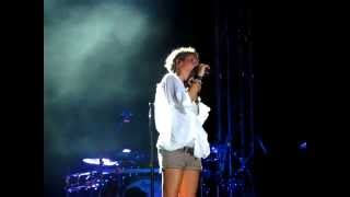 Alessandra amoroso canta Almeno tu nell'universo - Afragola (22.07.10)