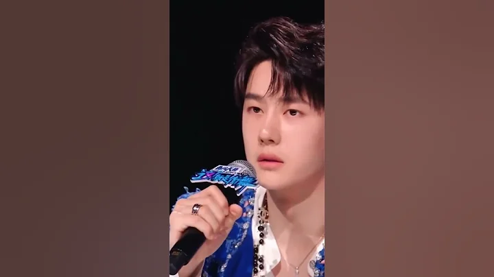 Yibo silencing fans with just one look & single gesture✋🏻👈🏻(telling them to stop)and they all went🤐🤐