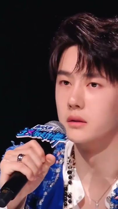 Yibo silencing fans with just one look & single gesture✋🏻👈🏻(telling them to stop)and they all went🤐🤐