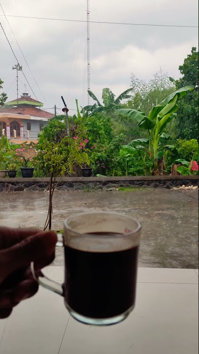 secangkir kopi di kala hujan #short #kopihitam