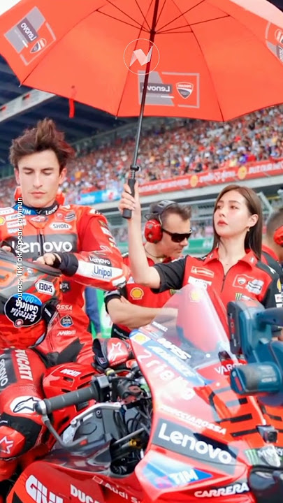 Marc Marquez Accompanied by a Beautiful Umbrella Girl 😍 | #thaigp #peartawinun #marcmarquez
