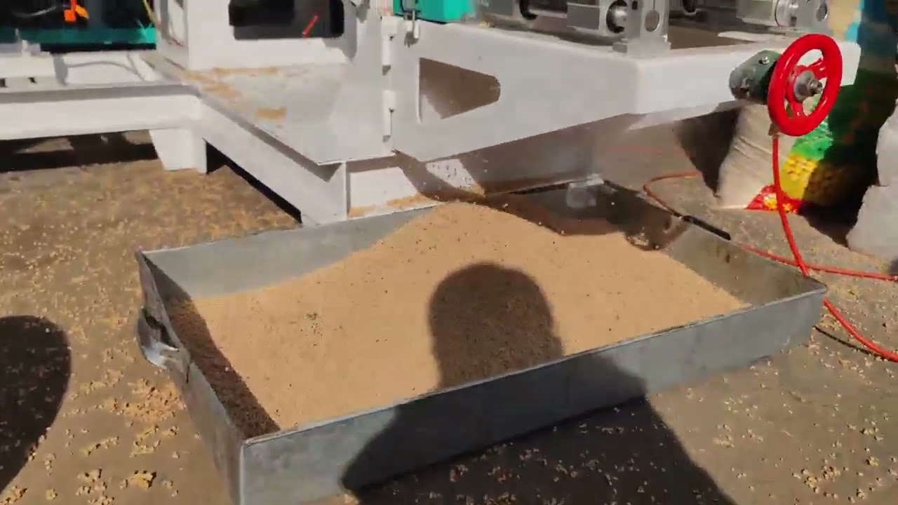 Diesel engine floating fish feed extruder video from Nancy 0086 17737928625