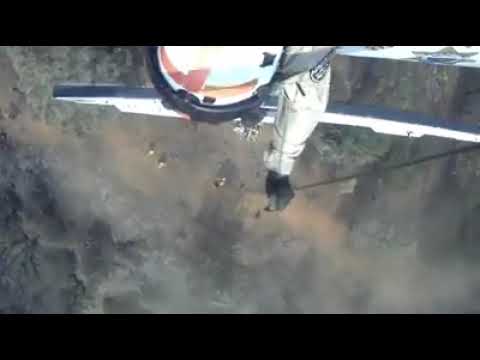 helicóptero de bombeiros resgata feridos em Wildland