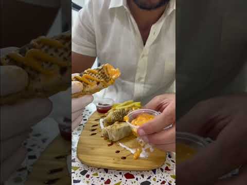 شاورما سجق طعمها خطير اختراع جديد في مطعم شكو ماكو قطر  شاورما سجق  