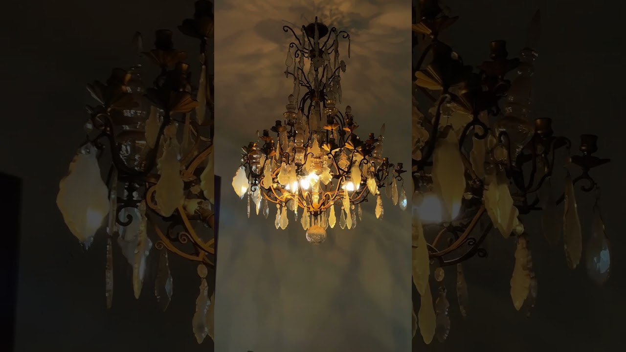 Convoquei o Charles mais uma vez pra me ajudar com essa casa aqui no centro da cidade