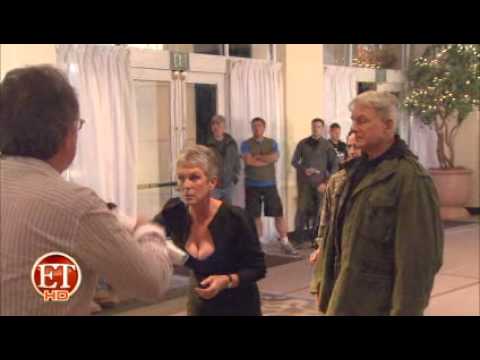 ET Online - Who makes Jamie Lee Curtis blush? - YouTube