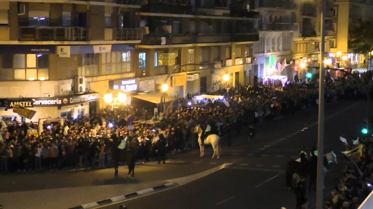 Ambiente dos horas antes a las afueras de Mestalla ...