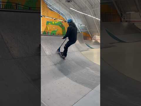 Видео: Fakie в рампе #самокат #скейтпарк #skatepark #трюкинасамокате #трюки #scooter #scooter #bmx