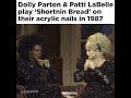 Capture de la vidéo Dolly Parton & Patti Labelle Play 'Shortnin' Bread' On Their Acrylic Nails