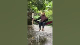 tante mandi air hujan basah basahan sampai keliatan boba nya😍