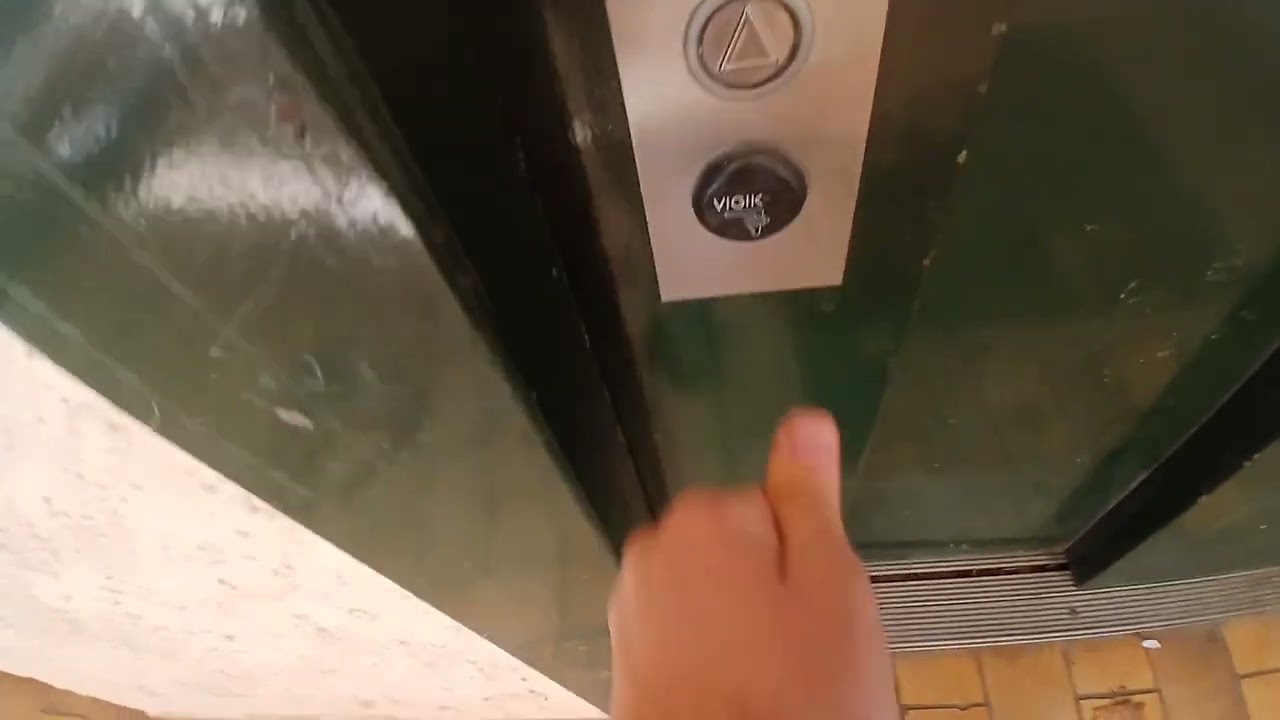 =EPIC FAIL= Ascenseur verrouillé modernisé par ThyssenKrupp @ Saint-Cyr-sur-Mer, Var, PACA, France.