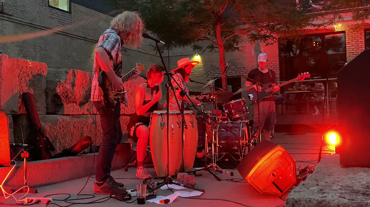 Derecho cover Curtis Mayfield "Tripping Out" @ Ice...