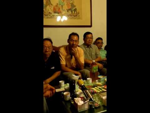歌友在自家相聚會，便當卿  吹奏蕯克司風