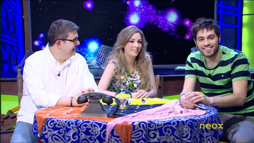 Anna Simon Poniendose las lentillas en Directo- Otra Movida