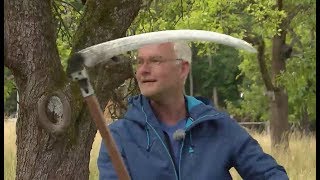 SAT.1-Reporter lernt Rasenmähen mit der Sense