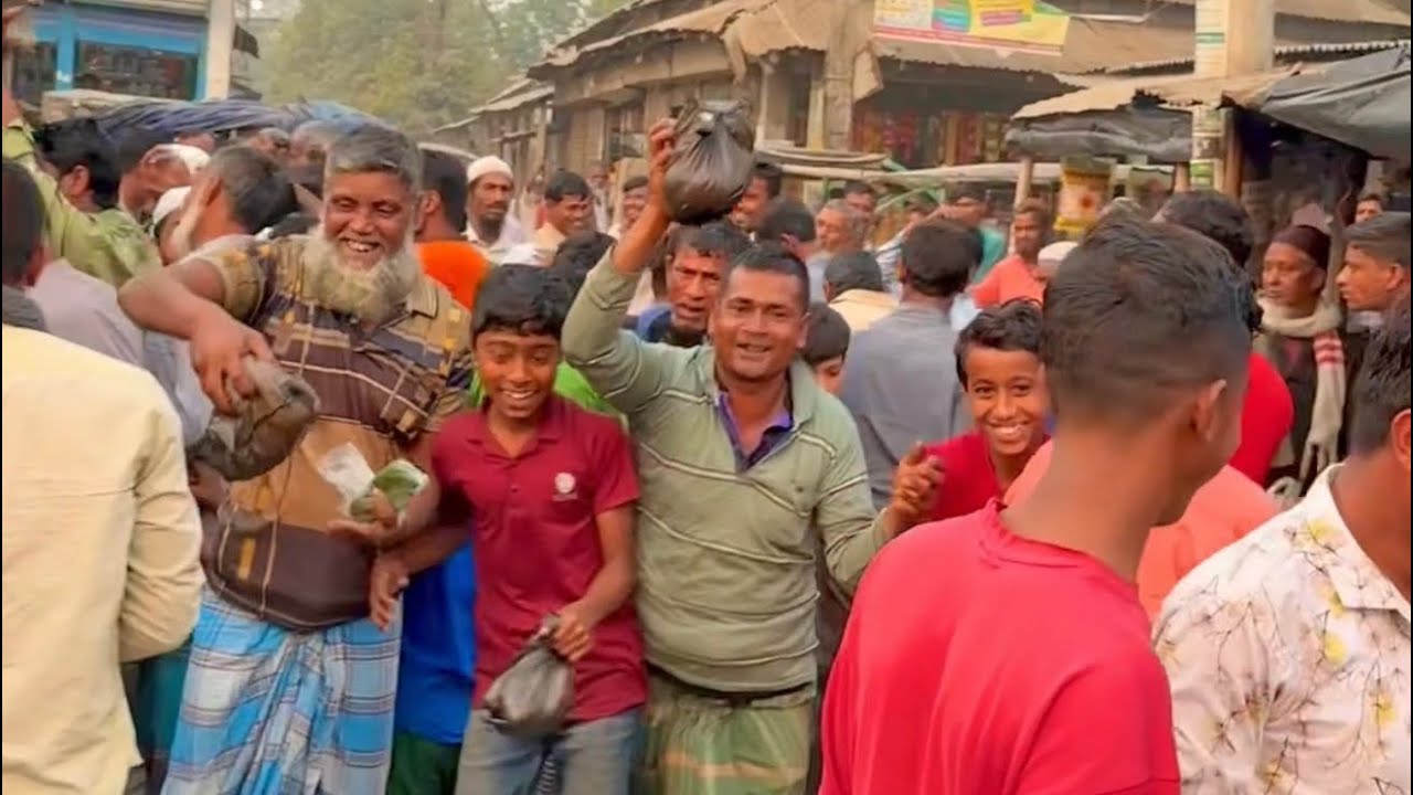 এই মুরুব্বি আমার কাছে ইফতার চাই তাই ইফতারের দোকান কিনে সকলকে দেওয়া হল। 