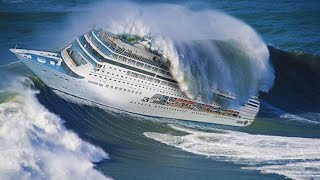 Cruise Liner In A Strong Storm/В Штормящем Море Самый Большой Круизный Лайнер.