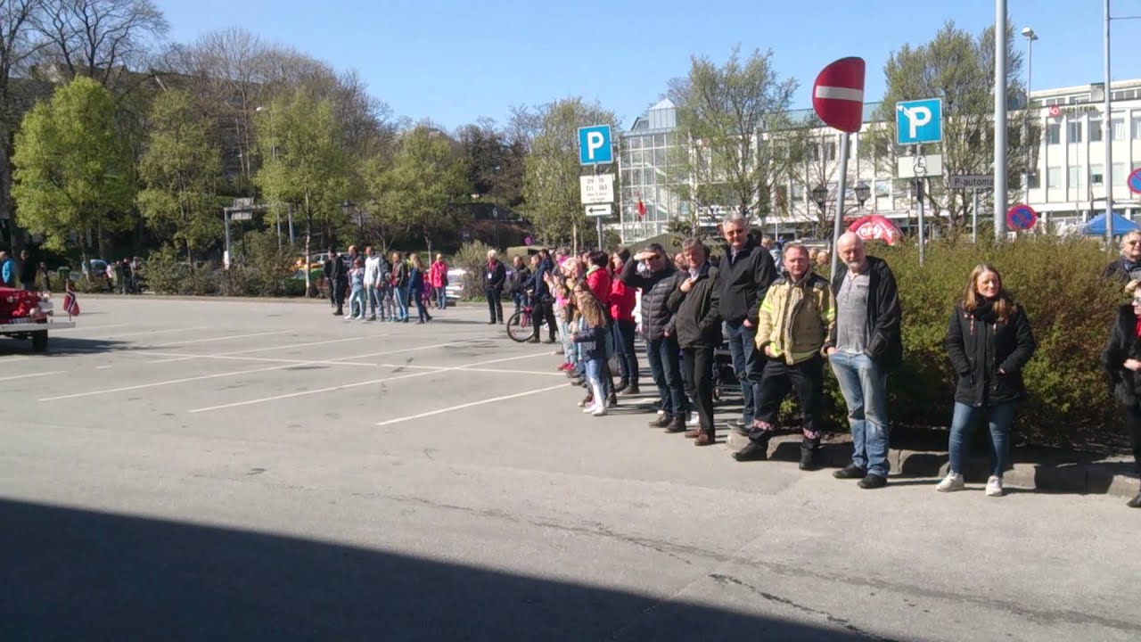Parade med brannbiler på Kongens Plass