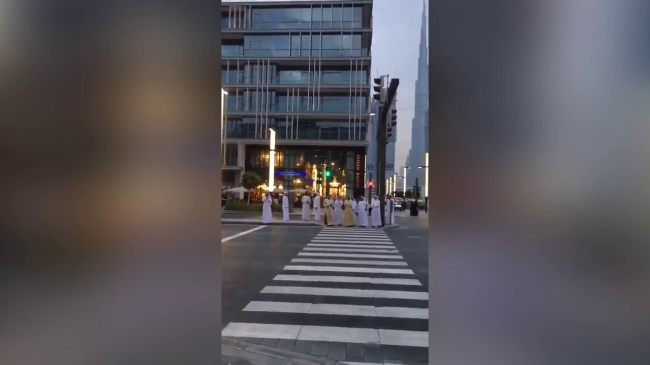 Шейх, эмир Дубая, вице-президент ОАЭ ждёт на зебре зелёного сигнала ...