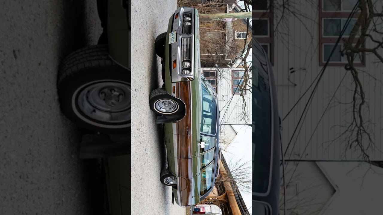 1972 Chrysler Town & Country, 5-Door Station Wagon (1969–1973)