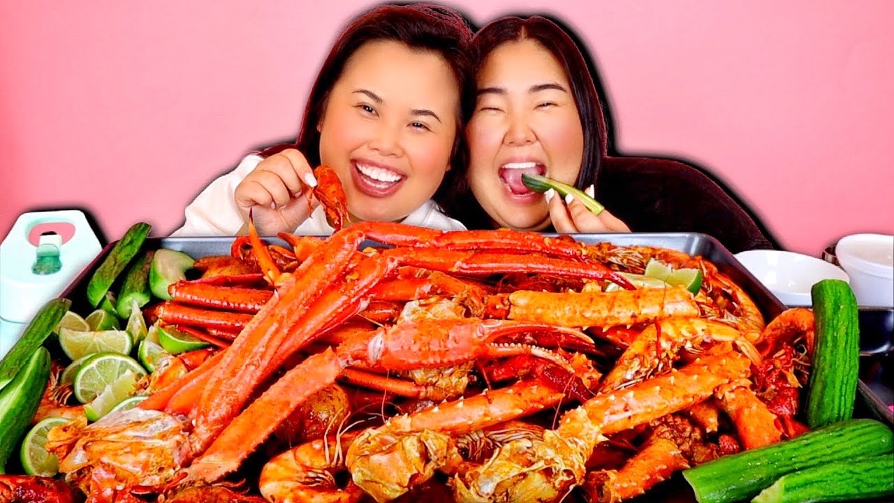 KING CRAB LEGS + GIANT SHRIMP + CRAWFISH + SNOW CRAB LEGS SEAFOOD BOIL MUKBANG 먹방 EATING SHOW!