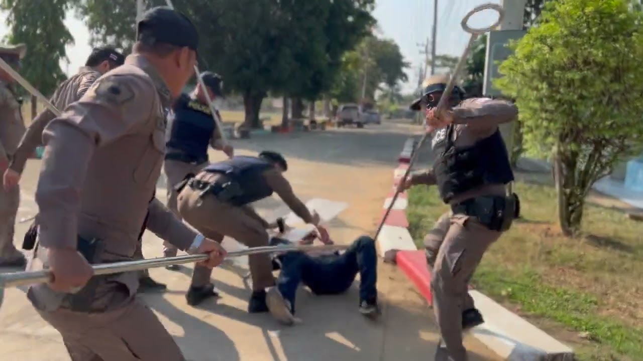 หนีซ่อนสู้โรงเรียนบ้านบึงหล่ม