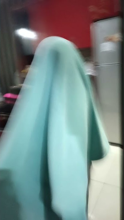 temanku bernama Omar Omar sedang nonton TV dan ada hantu!! terus Omar ngumpet di kamar mandi