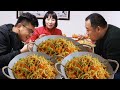 陕北特色用土豆做的主食，方法简单还特别美味，三个人一人吃了一大盘！【丹霞春姐】
