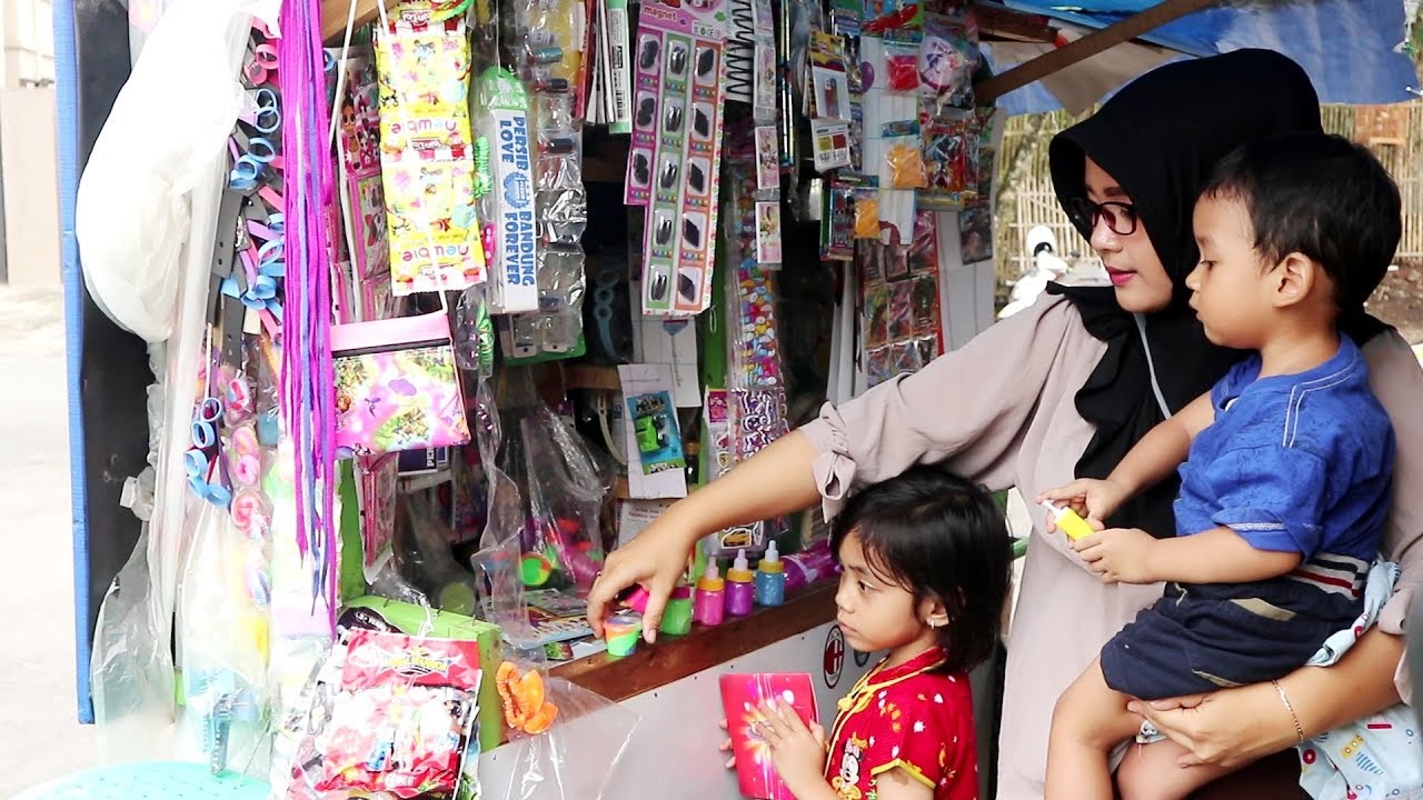 Yaya Beli Mainan Murah Lagi Di Pedagang Keliling ... Dapat Mainan Apa Aja Ya Kali Ini ?