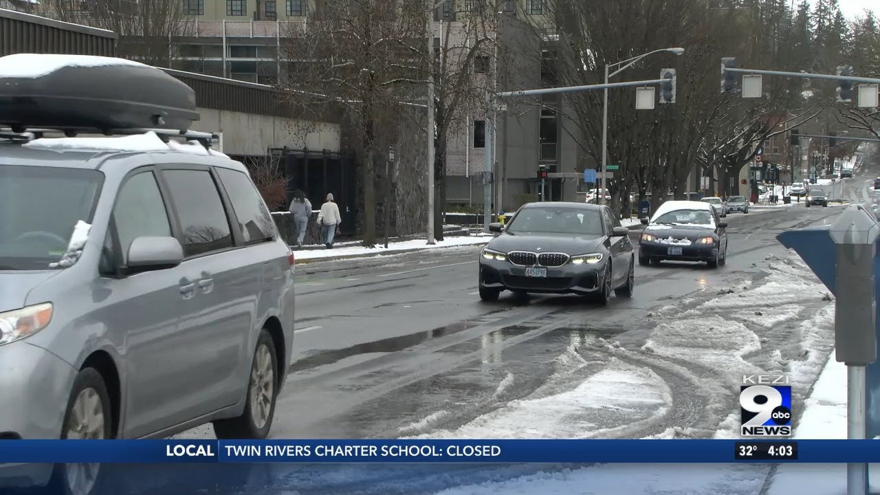 Lane County crews work to keep roads clear of snow and slush - YouTube