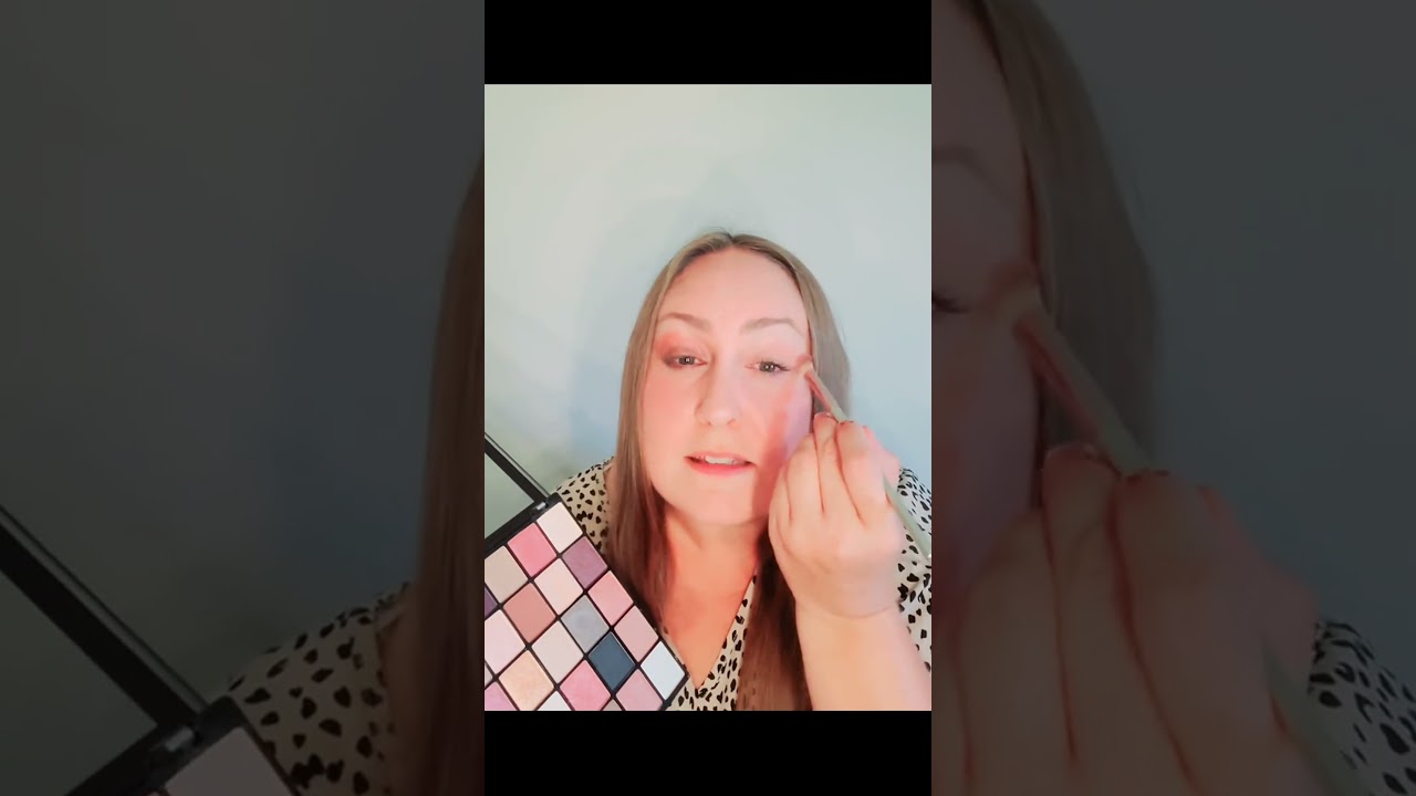 Easy eye makeup look using versatile eyeshadow palette