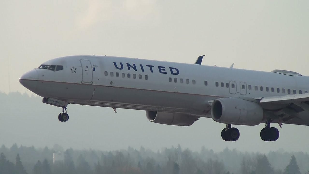 boeing 777-200 United Airlines 737-900ER [N68821] Landing Portland Airport (PDX)