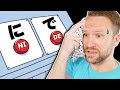 The difference between に and で simplified | Japanese Particles