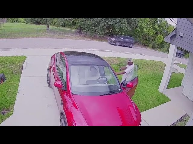 ⁣Caught on camera: Houston man robbed at gunpoint at his home