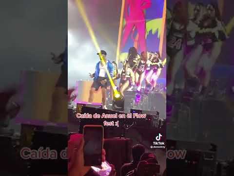 Anuel AA sufre caída en su concierto en México