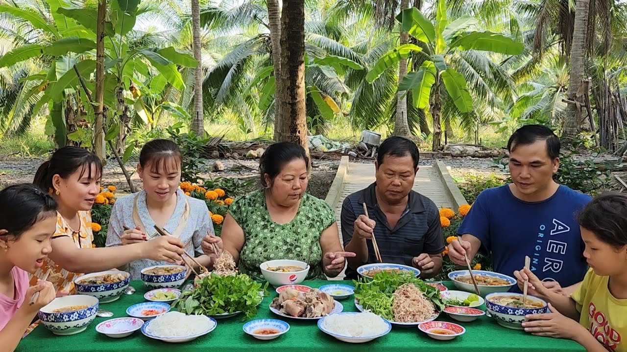 Quá Hấp Dẫn với Món Bún Bò Huế Trong Những Ngày Đầu Năm Mới TKQ
