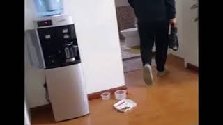 暴躁的男友【陈俞安】帅蛋:《强力胶门把手》上部 因为视频太长传不上去,只能分开传了。 他刚回来,不知道昨天他右手已经受伤了,今天是不是有点过分了?😭😭😭😭😭