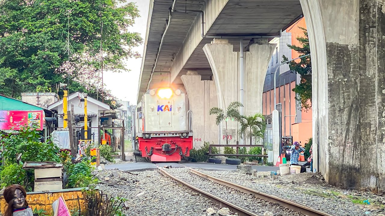FANTASTIS!! Aktifitas Kereta Api Sore Hari Melintasi Padatnya Kota Medan