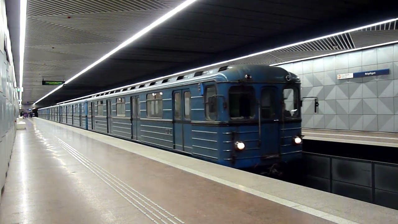 5 kocsis Ev3 szerelvény halad át Népliget állomáson, 2023.01.26